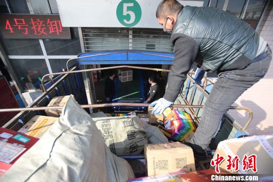 資料圖：工作人員正在給快遞包裹裝車。張云　攝